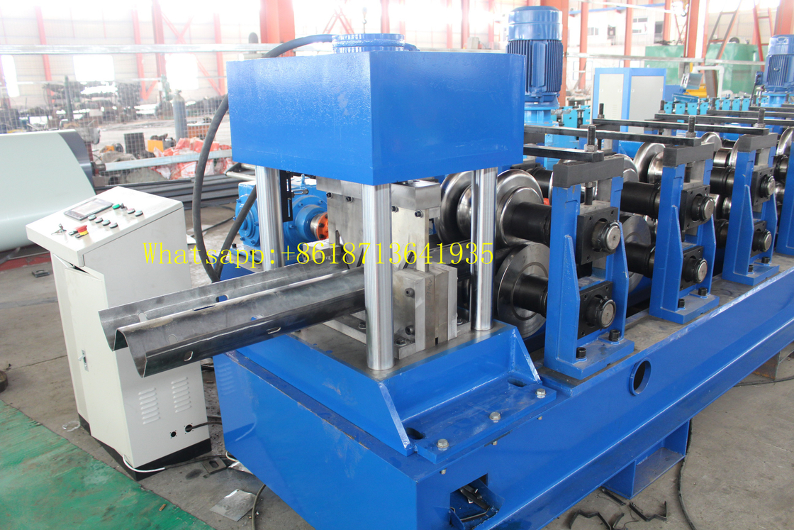 Machine de formage de rouleaux de garde routière à commande PLC avec puissance de la machine principale de 2*22 kW et entraînement de la boîte de vitesses