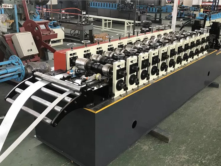 Légère étalon C U OMEGA Stud And Track Machine de formage de rouleaux