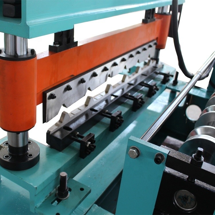 Type trapézoïdal petit pain de recouvrement de toit formant la machine avec l'exactitude de coupure élevée