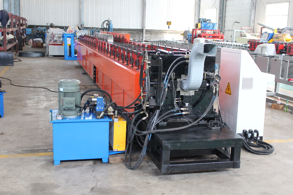 Machine de formage automatique de gouttières en acier pour les tuyaux de descente des toits de bâtiments et de tuiles