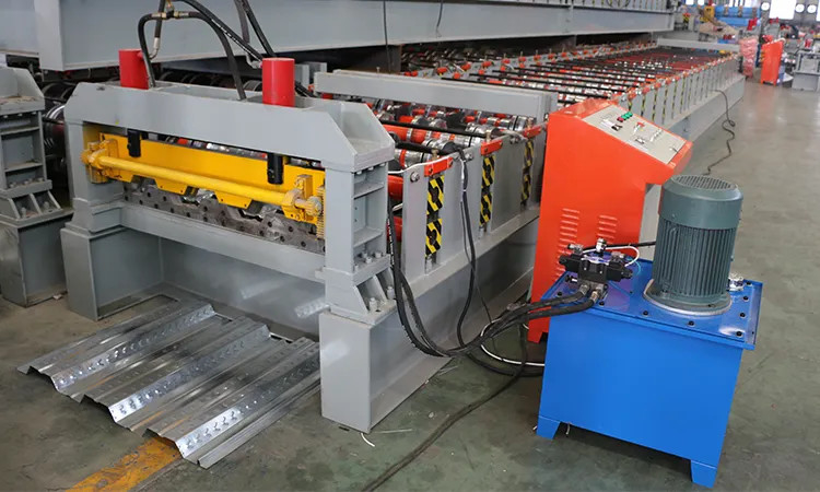 Petit pain galvanisé de double couche de PPGI formant la machine avec la coupe hydraulique 8-15m/Min