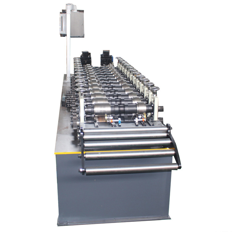 Machine de formage de rouleaux réglable de longueur de coupe et de piste pour divers matériaux