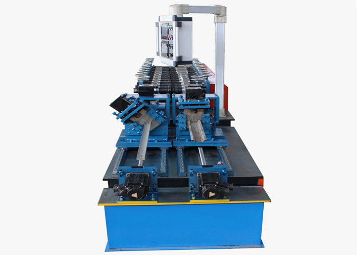 Machine de formage de rouleaux réglable de longueur de coupe et de piste pour divers matériaux