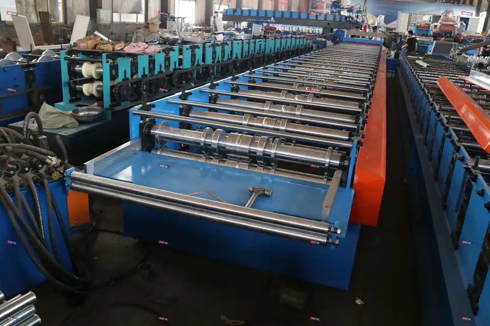 Machine de formage de rouleaux de plancher efficace à froid 4t capacité 45 rouleaux en acier