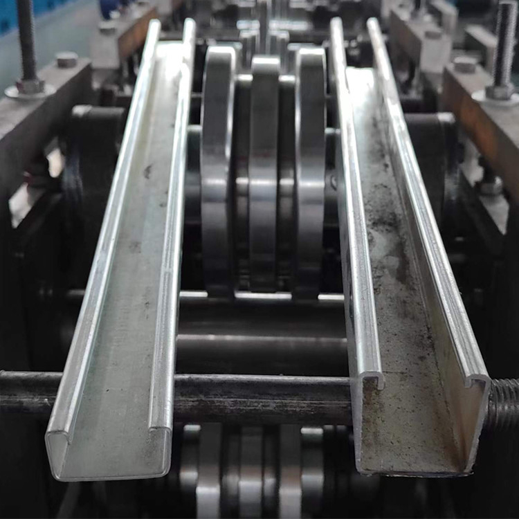 PL Machine de formage de rouleaux de toits métalliques réglables pour le support de panneaux solaires