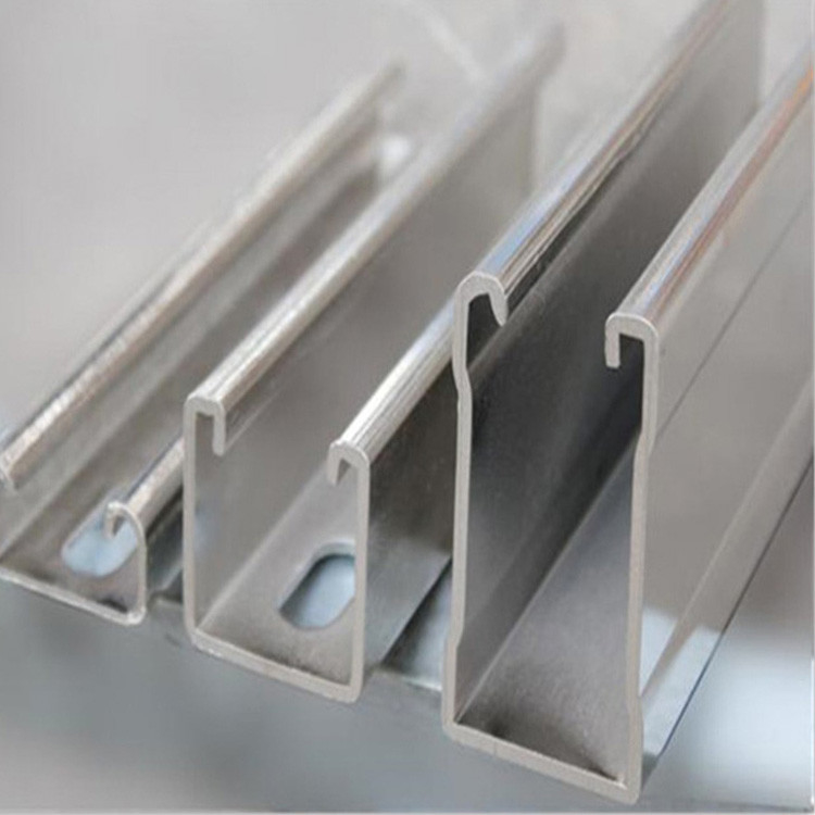 PL Machine de formage de rouleaux de toits métalliques réglables pour le support de panneaux solaires