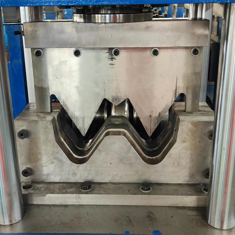 GI Materials Highway Guardrail Roll Forming Machine avec une alimentation électrique de 380V à 50Hz et une résistance de rendement de 350Mpa