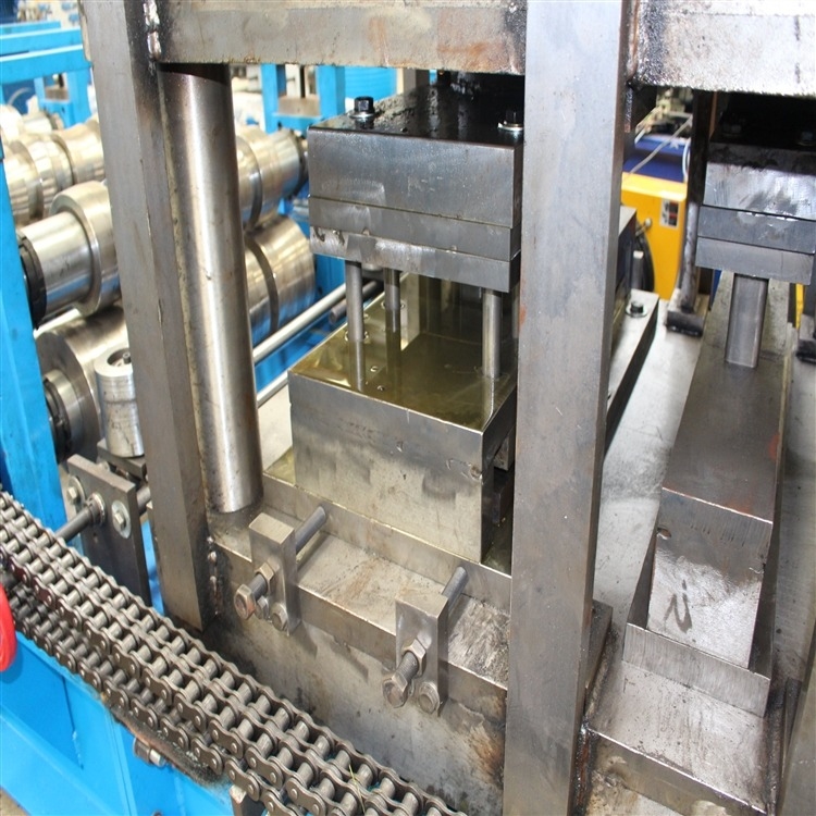 18-26 Station machine de formage à rouleaux de plateau en acier galvanisé à froid avec découpe hydraulique