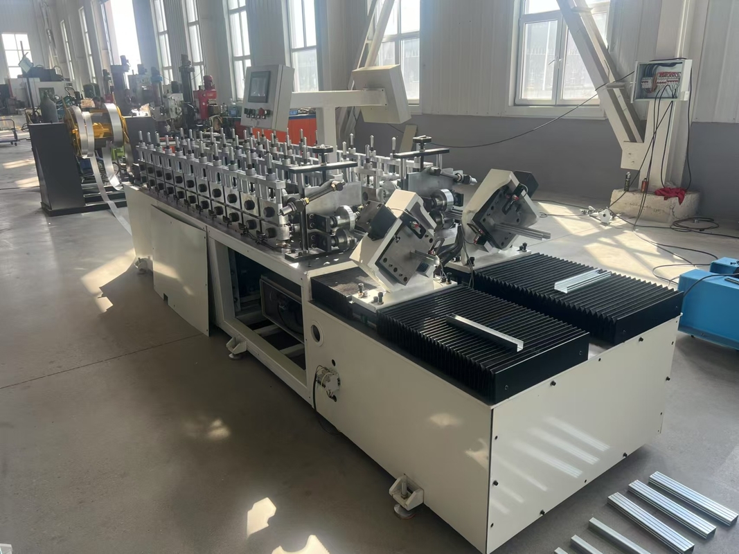 Machine de formage de quille en acier léger de type C à double canal en fente entièrement automatique