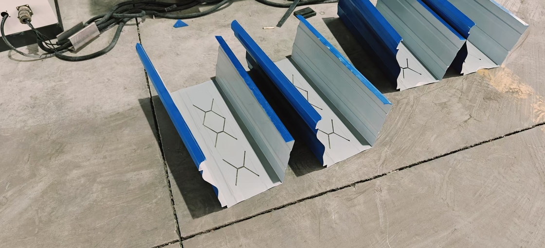 Machine de formage de rouleaux de gouttières de pluie en métal sans couture pour maisons résidentielles
