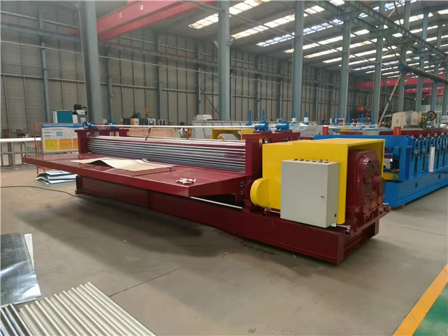 Machine de fabrication de panneaux de revêtement de toit ondulé à baril à grande vitesse pour la formation de panneaux minces de 0,12 à 0,3