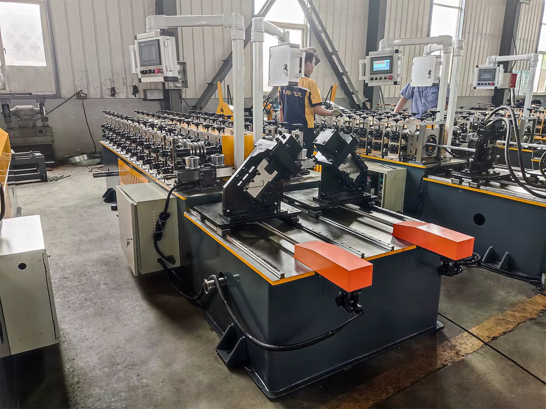 Machine de formage de rouleaux de quille en acier à ciseaux légers réglable de type CU Stud And Truss pour matériaux de construction