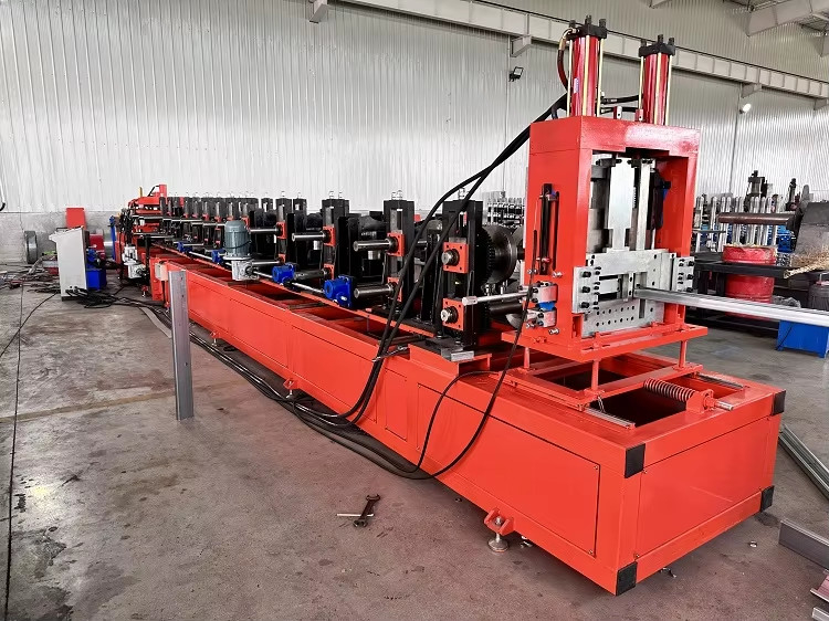 Profil métallique de l' acier cadre entrepôt automatique changé CZ Purlin trou de poinçonnage en rouleau froid Formeur de machine pour la maison