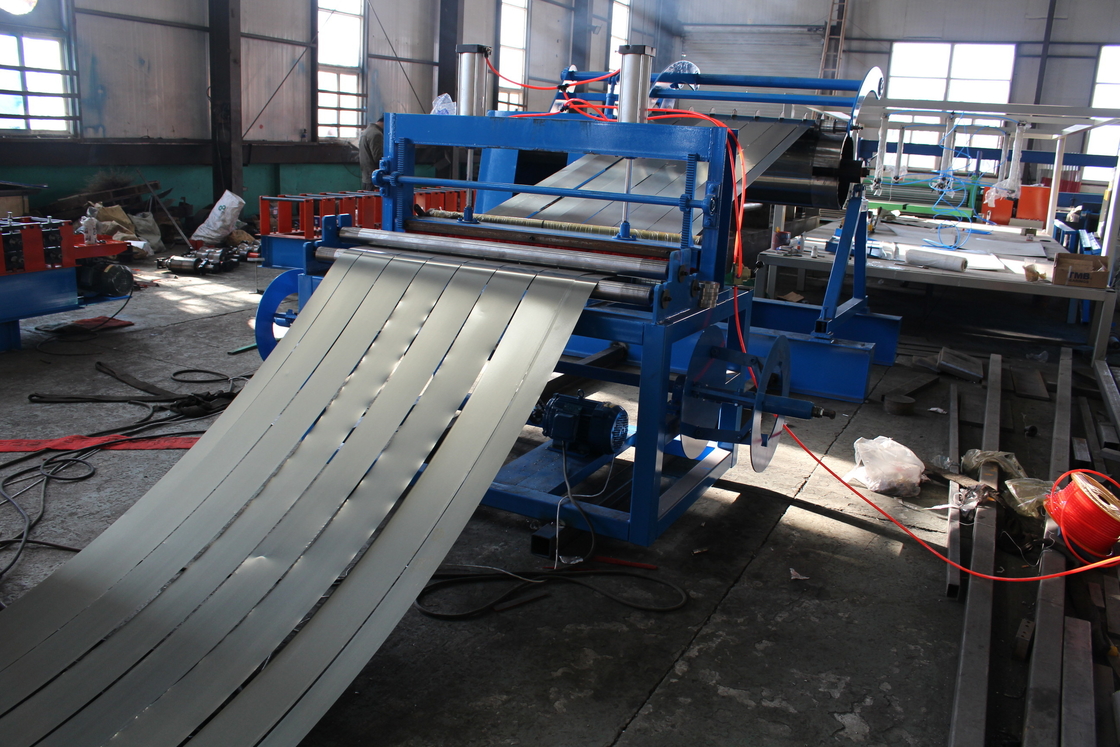 Machine de production à haute vitesse de bobine d'acier à fente à fente à fente avec décoiler hydraulique et recoiler