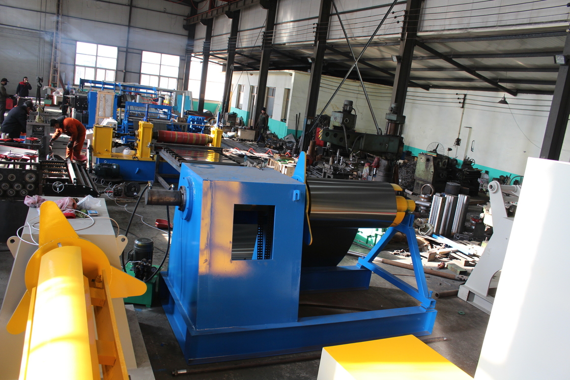 Machine de production à haute vitesse de bobine d'acier à fente à fente à fente avec décoiler hydraulique et recoiler