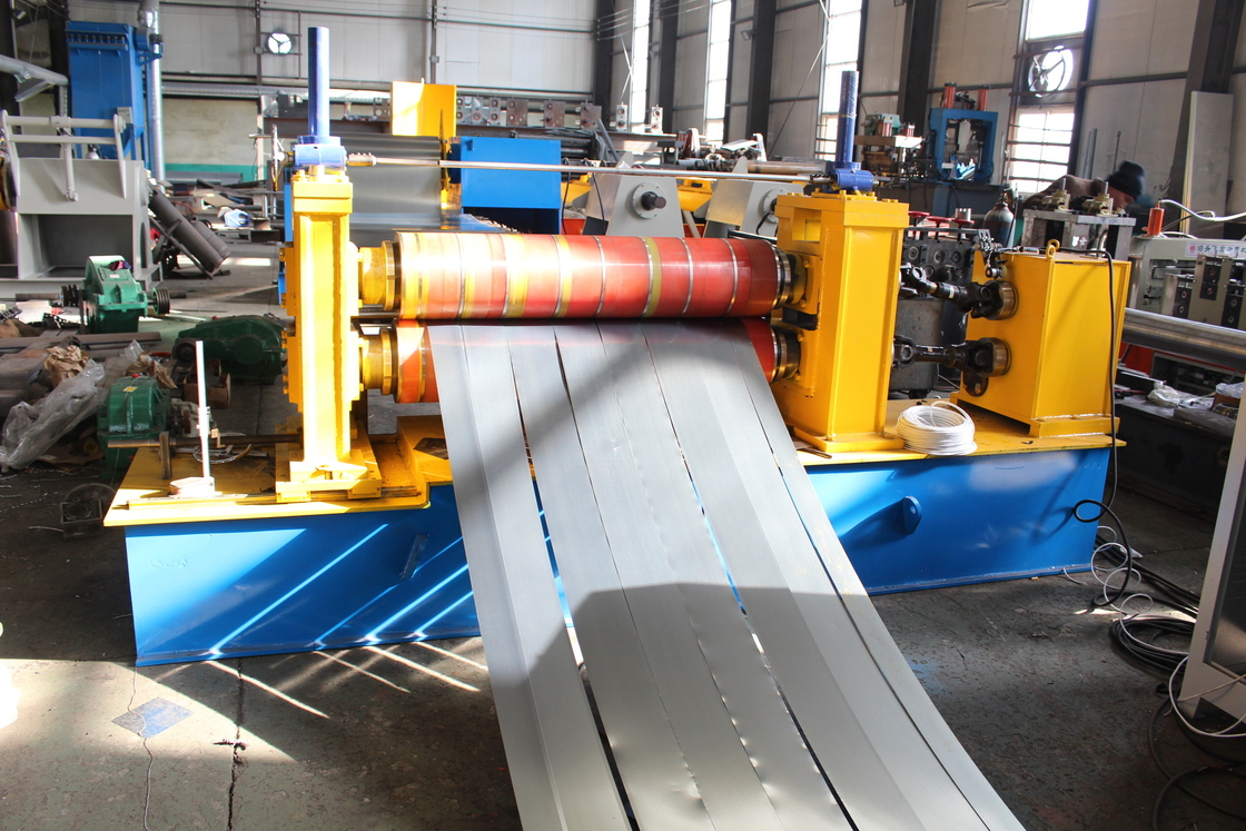 Machine de production à haute vitesse de bobine d'acier à fente à fente à fente avec décoiler hydraulique et recoiler