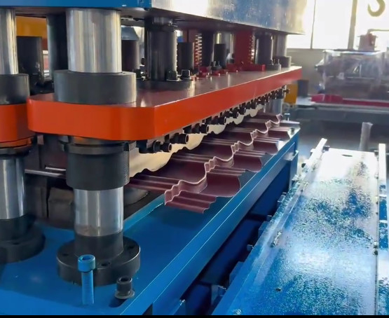 Contrôle PLC Métal acier froid vitrifié Carreaux de toiture Fabrication de machine de fabrication de tôles de toiture