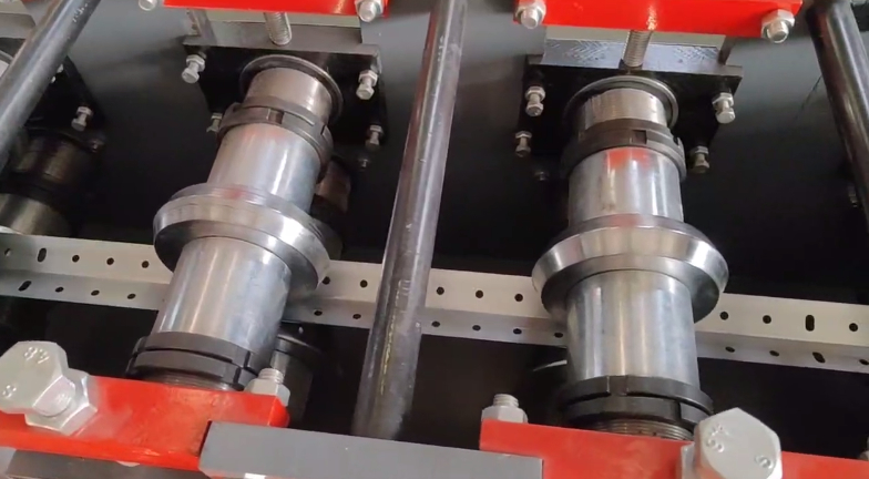 Machine de formage de rouleaux d'angle de mur en acier léger L à grande vitesse