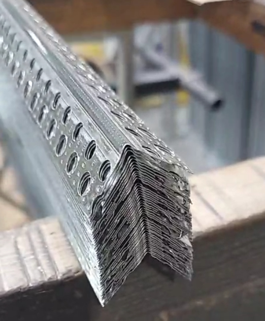 Machine de formage de rouleaux d'angle de mur en acier léger L à grande vitesse