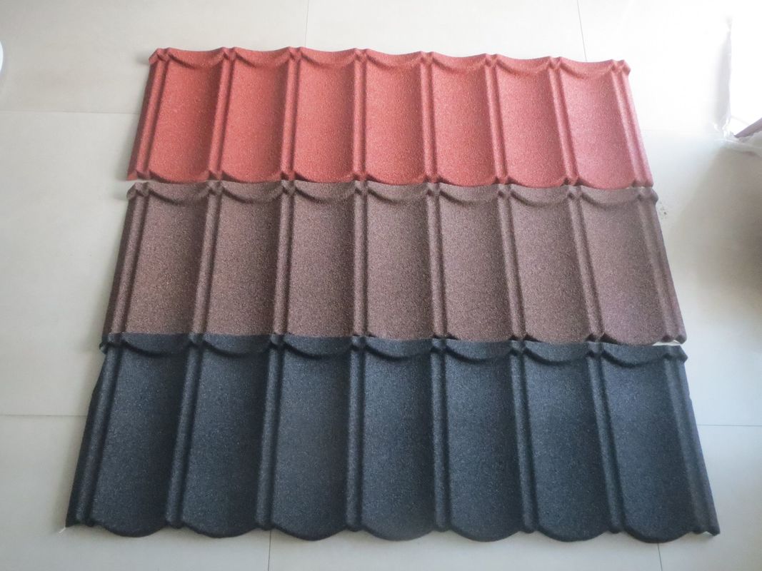La pierre de couleur a enduit les tuiles d'une première couche de peinture de toiture enduites en acier galvanisées en métal