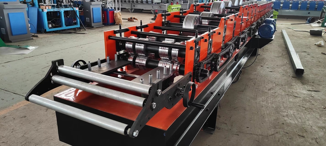 Machine de formage de rouleaux de gouttières de pluie en métal sans couture pour maisons résidentielles
