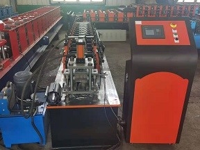 Petit pain de lamelle de volet de rouleau formant la machine avec la conception gravante en refief adaptée aux besoins du client