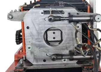 En bas du tuyau de descente d'eaux ménagères de gouttière de tuyau rendant la machine complètement automatique