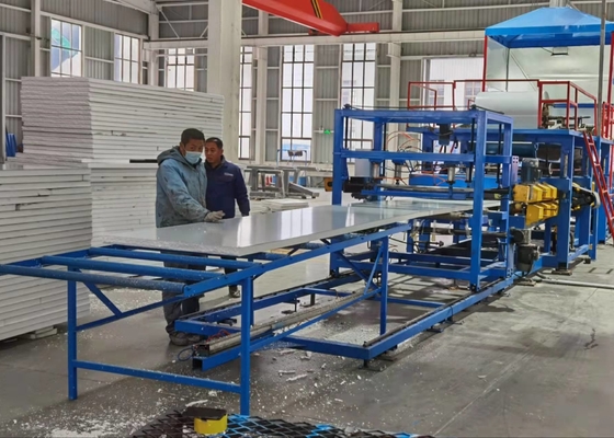 Machine de fabrication de panneaux sandwich à commande PLC de 1000 mm avec système de découpe à suivi volant