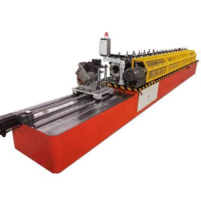 Machine de formage de rouleaux réglable de longueur de coupe et de piste pour divers matériaux