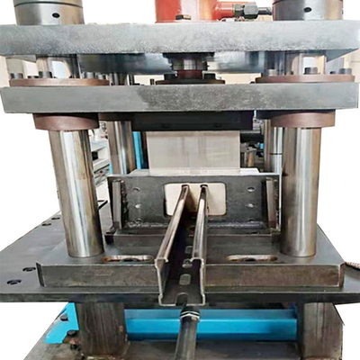 PL Machine de formage de rouleaux de toits métalliques réglables pour le support de panneaux solaires