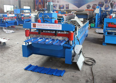 La boîte de toit en métal sifflent vers le bas le petit pain formant la gouttière de machine formant la machine 3 phases