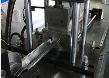 Petit pain à faible bruit de Purlin de la CZ de la Manche d'Omega formant la machine